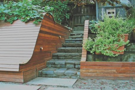 Retaining_wall_and_stairs